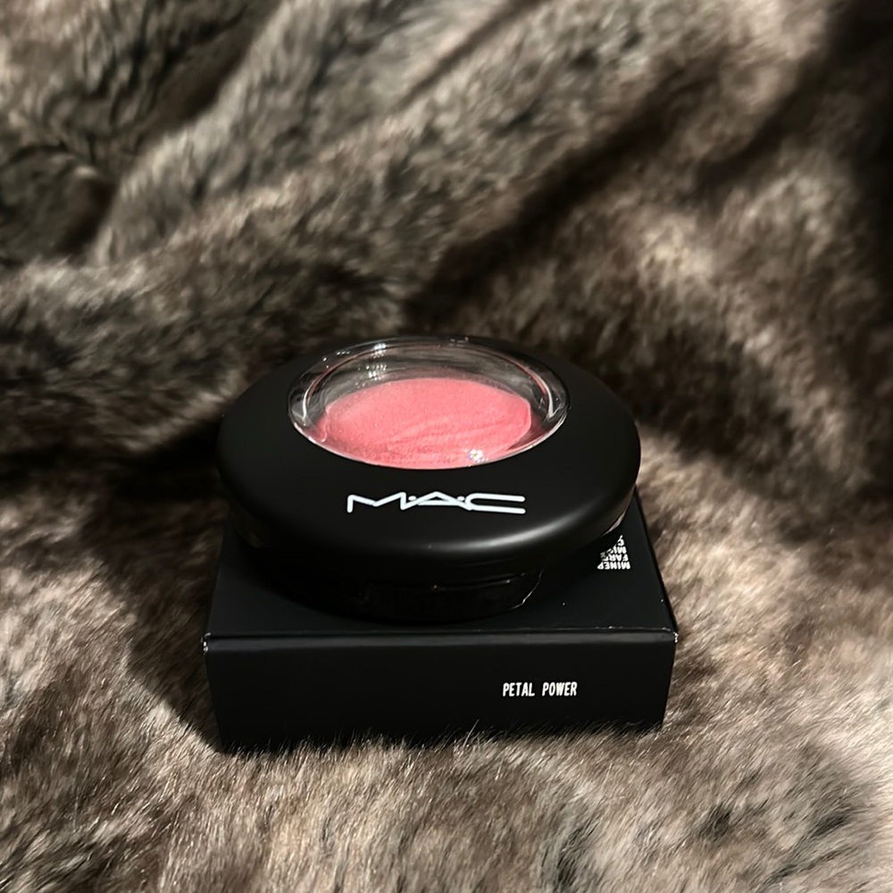 MAC Mineralize Pink Satin Blush in Petal Power NIB - Picture 3 of 3
